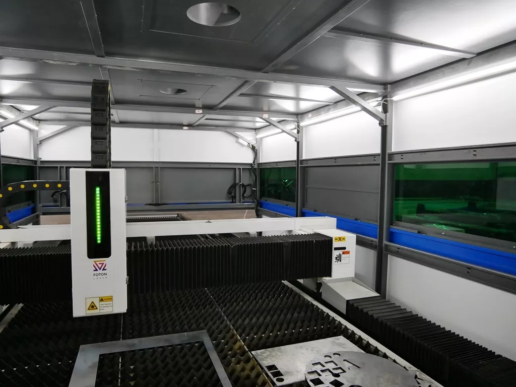FL-L2040FH-20000-Raycus Лазерный аппарат для раскроя листового металла с кабинетной защитой