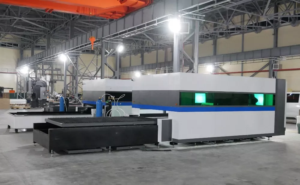 FL-L2040FEHR-6000-D350-Raycus Лазерный станок для резки листового металла и труб со сменным столом и кабинетной защитой