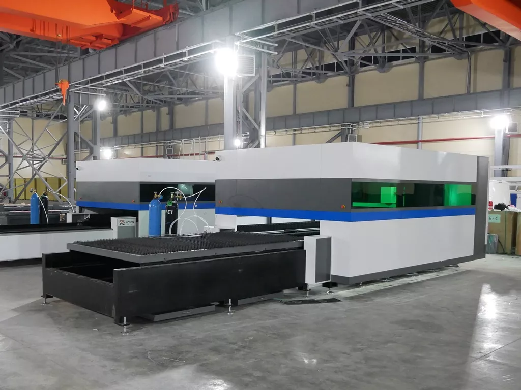 FL-L1530FEHR-30000-D220-Raycus Лазерный станок для резки листового металла и труб со сменным столом и кабинетной защитой