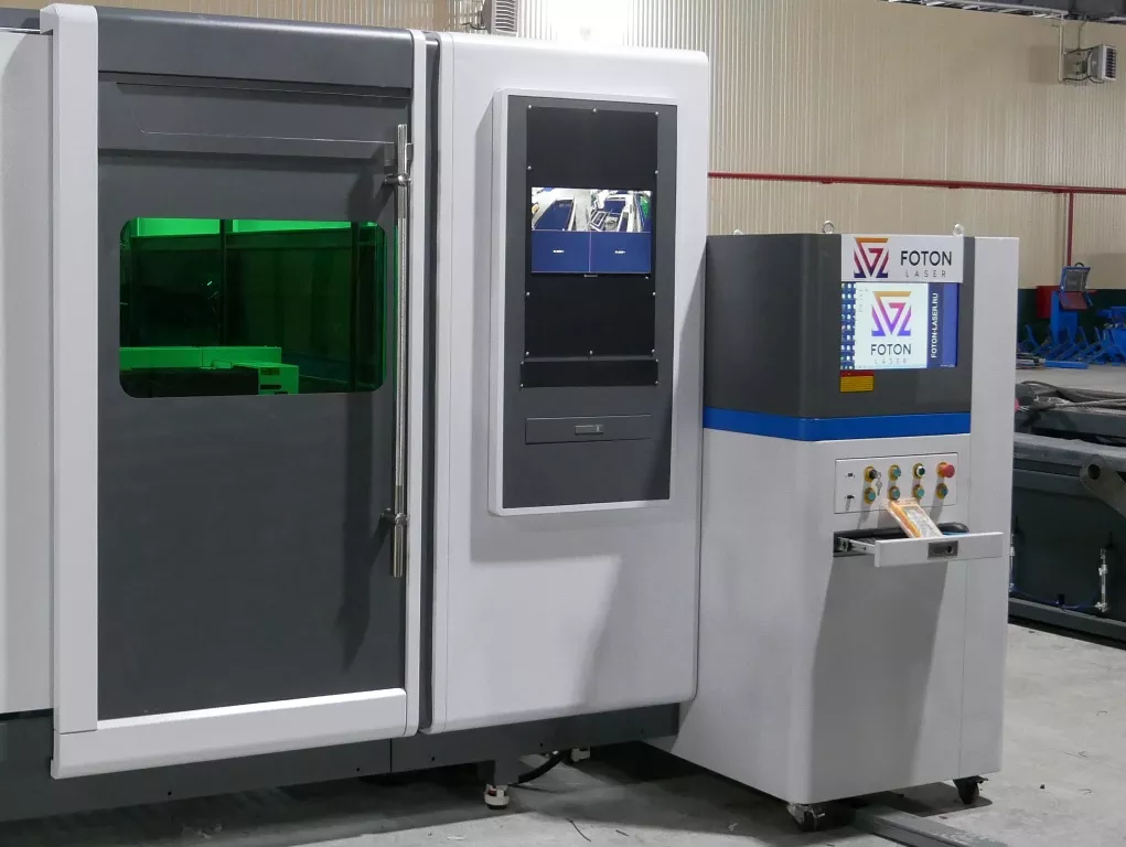 FL-L1530FHR-2000-D220-Raycus Лазерный станок для резки листового металла и труб с кабинетной защитой