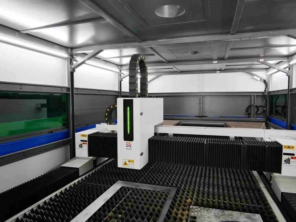 FL-L2040FH-10000-IPG Лазерный аппарат для раскроя листового металла с кабинетной защитой