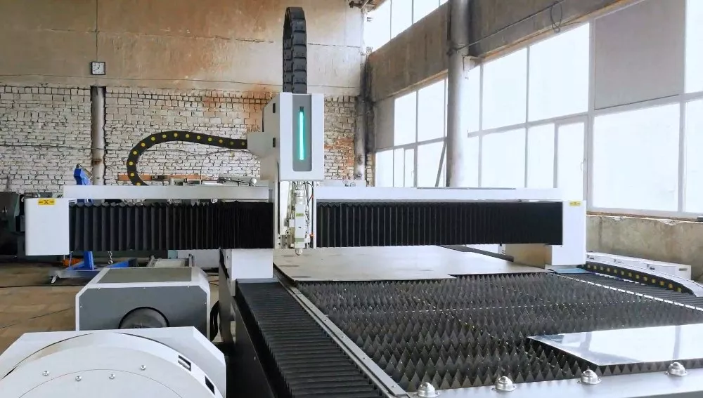FL-L1560FR-1500-D350-IPG Лазерный станок для резки листового металла и труб