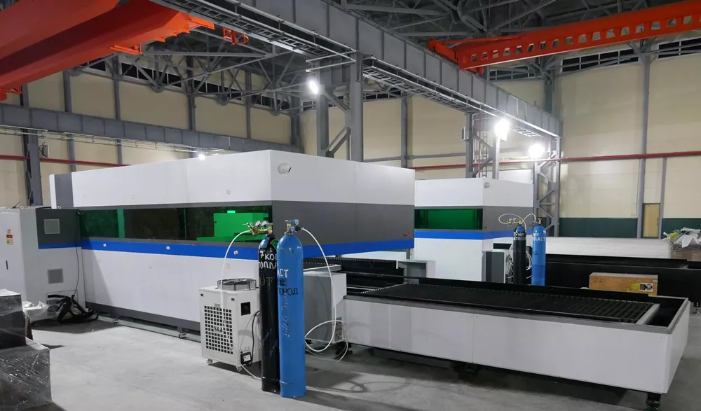 FL-L1560FEHR-20000-D220-Raycus Лазерный станок для резки листового металла и труб со сменным столом и кабинетной защитой