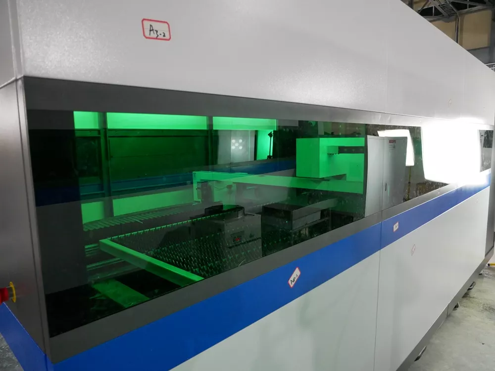FL-L2040FHR-6000-D350-Raycus Лазерный станок для резки листового металла и труб с кабинетной защитой